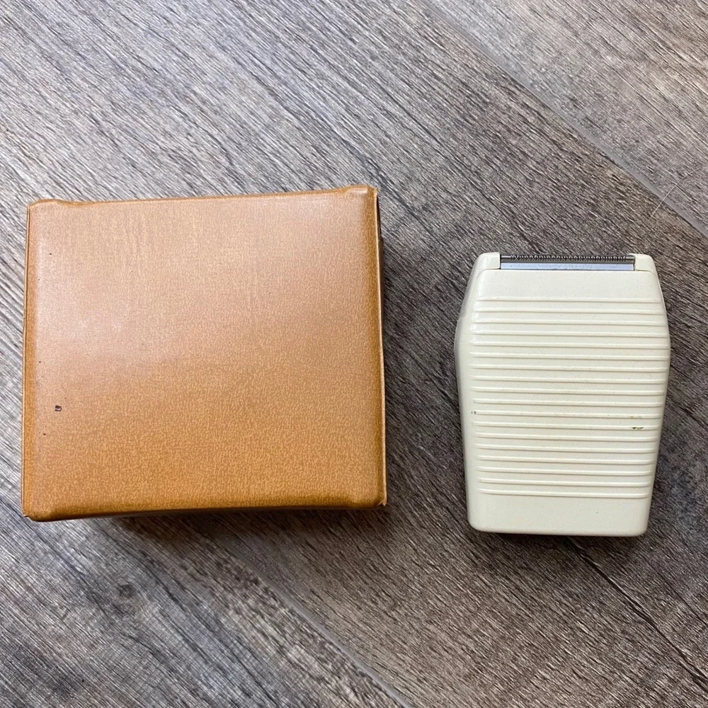 Vintage Schick Compact Electric Razor Cream with Tan Travel‎ Case - NO CORD